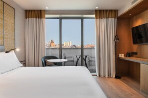 Premium bedding, down duvets, minibar, in-room safe - Eurostars Aliados (Porto)