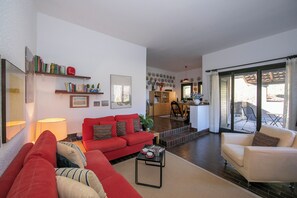 Casa de ciudad familiar, varias habitaciones, 2 baños (Residenza La Parusciola Pool and) | Área de sala de estar | Televisión de pantalla plana de 21 pulgadas con canales digitales 