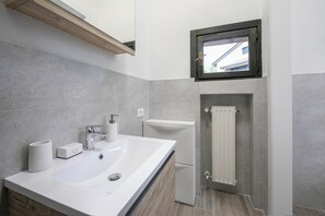 Family Townhome, Multiple Bedrooms, 2 Bathrooms, Mountainside (Residenza La Parusciola Pool and) | Bathroom