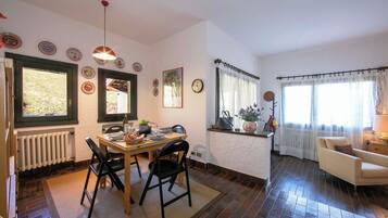 Family Townhome, Multiple Bedrooms, 2 Bathrooms, Mountainside (Residenza La Parusciola) | Dining