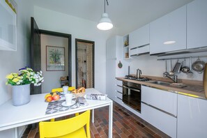 Family Townhome, Multiple Bedrooms, 2 Bathrooms, Mountainside (Residenza La Parusciola Pool and) | Private kitchen