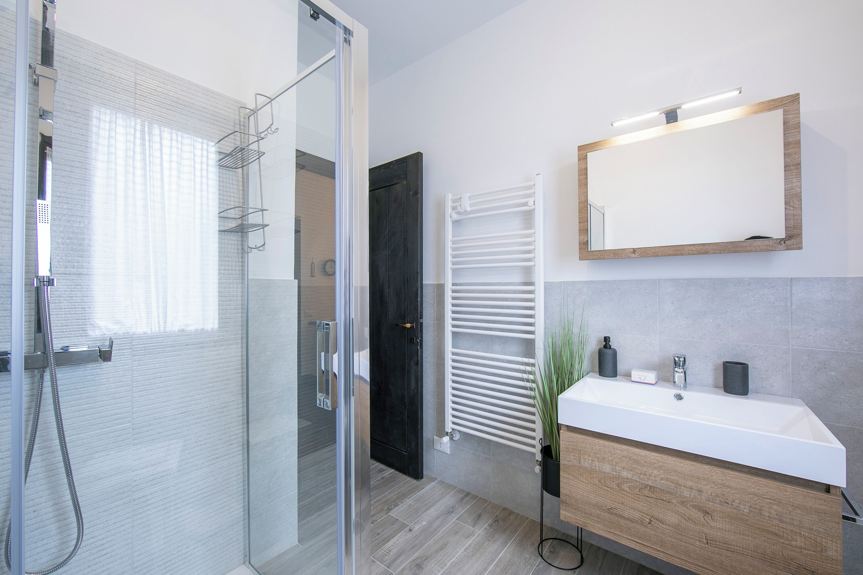 Nhà liên kế dành cho gia đình, nhiều phòng ngủ, 2 phòng tắm (Residenza La Parusciola Pool and) | Phòng tắm | Bồn tắm và buồng tắm vòi sen riêng, máy sấy tóc, chậu vệ sinh/vòi rửa 