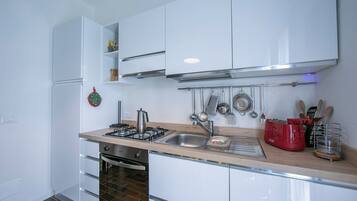 Townhouse Keluarga, beberapa kamar, 2 kamar mandi, tepi gunung (Residenza La Parusciola Pool and) | Dapur pribadi | Lemari es, oven, kompor, dan mesin pencuci piring