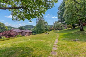 Family Townhome, Multiple Bedrooms, 2 Bathrooms, Mountainside (Residenza La Parusciola Pool and) | Property grounds