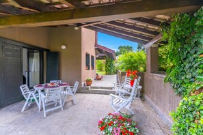 Family Townhome, Multiple Bedrooms, 2 Bathrooms, Mountainside (Residenza La Parusciola Pool and) | Outdoor dining