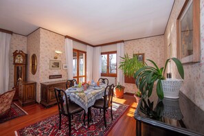 Familie villa, meerdere slaapkamers, 2 badkamers (Villa La Verbanina Private Garden) | Dineren