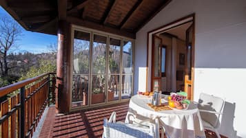 Vila Keluarga, beberapa kamar, 2 kamar mandi, tepi gunung (Villa La Verbanina Private Garden) | Tempat makan outdoor