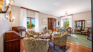 Family Villa, 3 Bedrooms, 2 Bathrooms, Mountainside (Villa La Verbanina Private Garden) | Dining