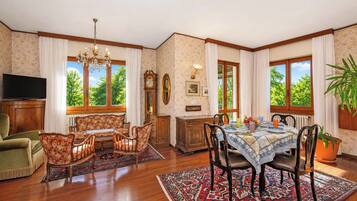 Family Villa, 3 Bedrooms, 2 Bathrooms, Mountainside (Villa La Verbanina Private Garden) | Dining