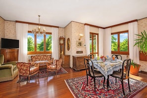 Family Villa, 3 Bedrooms, 2 Bathrooms, Mountainside (Villa La Verbanina Private Garden) | Dining