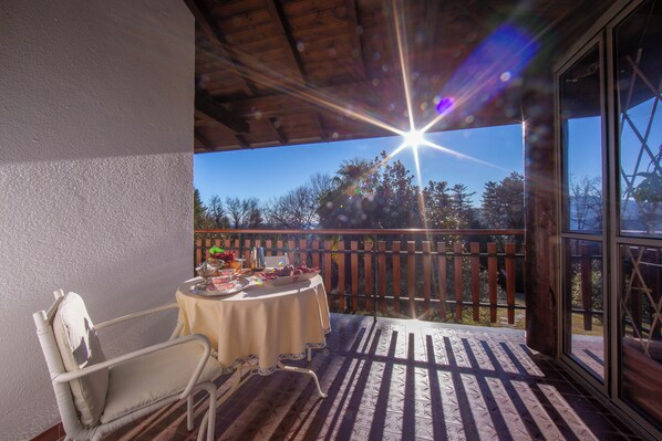 Family Villa, Multiple Bedrooms, 2 Bathrooms, Mountainside (Villa La Verbanina Private Garden) | Outdoor dining