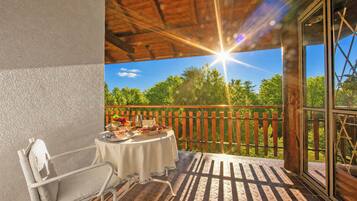 Family Villa, 3 Bedrooms, 2 Bathrooms, Mountainside (Villa La Verbanina Private Garden) | Outdoor dining