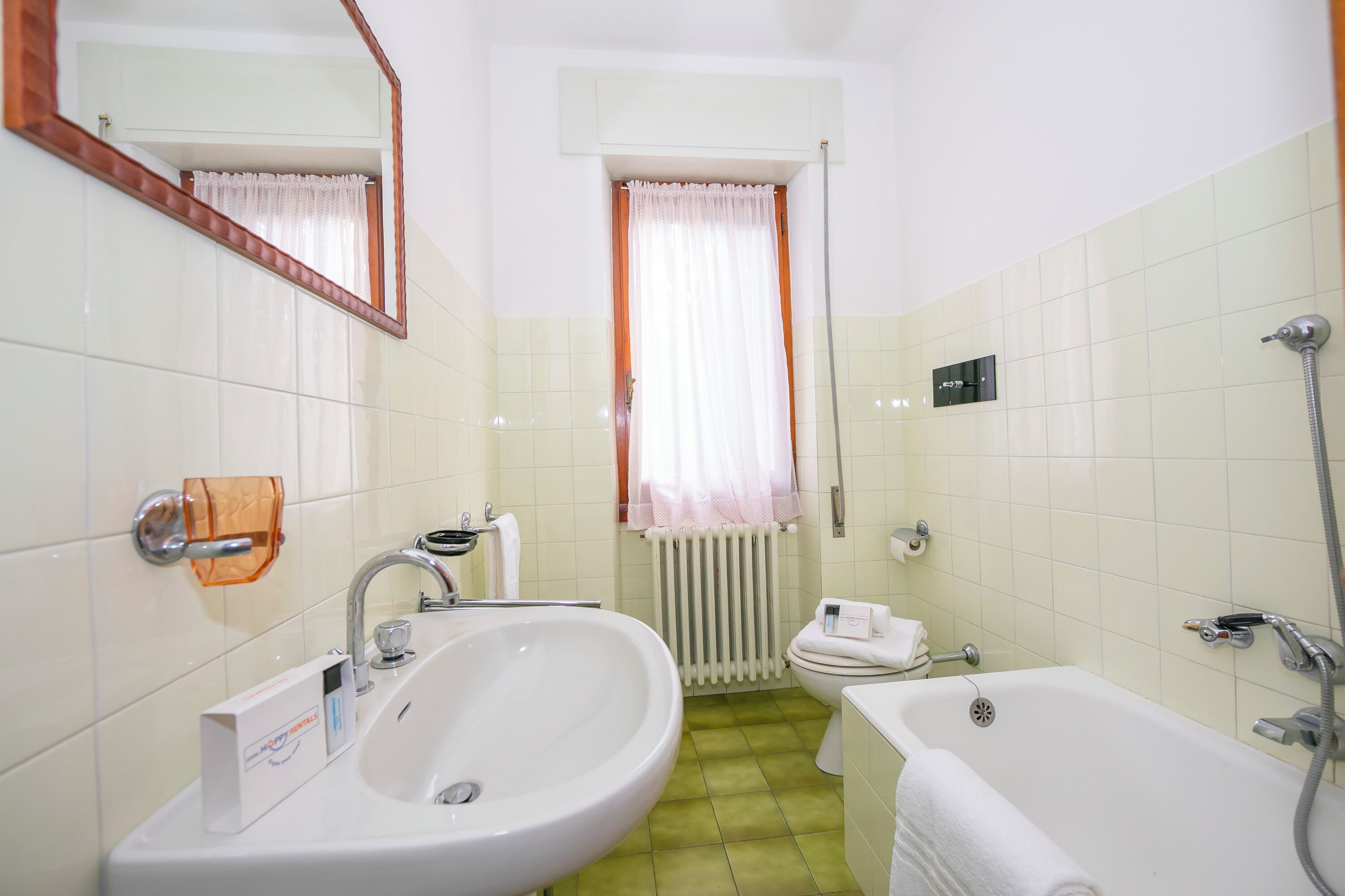 Vila Keluarga, beberapa kamar, 2 kamar mandi, tepi gunung (Villa La Verbanina Private Garden) | Kamar mandi | Bathtub, pengering rambut, kloset, dan handuk