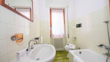 Vila Keluarga, beberapa kamar, 2 kamar mandi, tepi gunung (Villa La Verbanina Private Garden) | Kamar mandi | Bathtub, pengering rambut, kloset, dan handuk