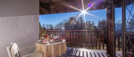 Familienvilla, Mehrere Schlafzimmer, 2 Bäder, Bergseite (Villa La Verbanina Private Garden) | Speisen im Freien