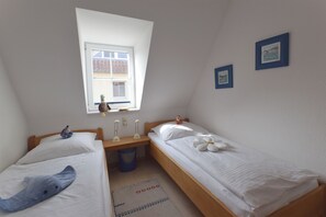 2 bedrooms, travel crib, free WiFi - Apartment in Prerow, 60 m², 2 bedrooms, 4 pers, WLAN, washing machine, balcony, garden, barbecue area, parking lot (Prerow)