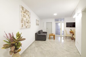 Appartement (Family Two Bedroom Apt with Terrace) | Woonkamer | Een televisie