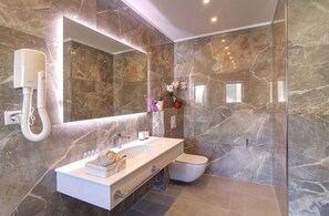 Appartamento (Deluxe Two Bedroom Apt with Terrace) | Bagno | Doccia, asciugamani