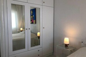 2 chambres, fer et planche à repasser, Wi-Fi, draps fournis