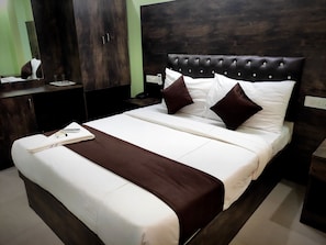 Desk, free WiFi, bed sheets - Hotel GS Komforts (Bengaluru)