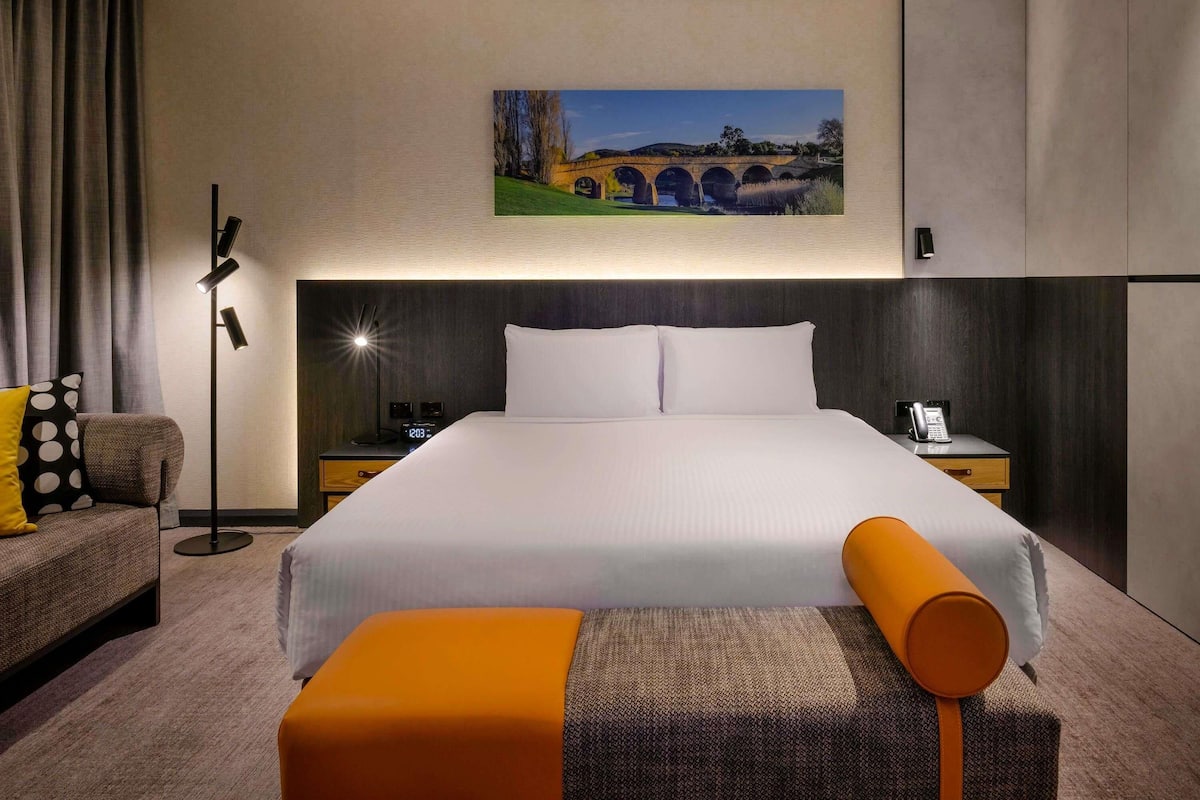 Klassieke kamer, 1 kingsize bed (Interior Room) | Luxe beddengoed, een minibar, een kluis op de kamer, een bureau