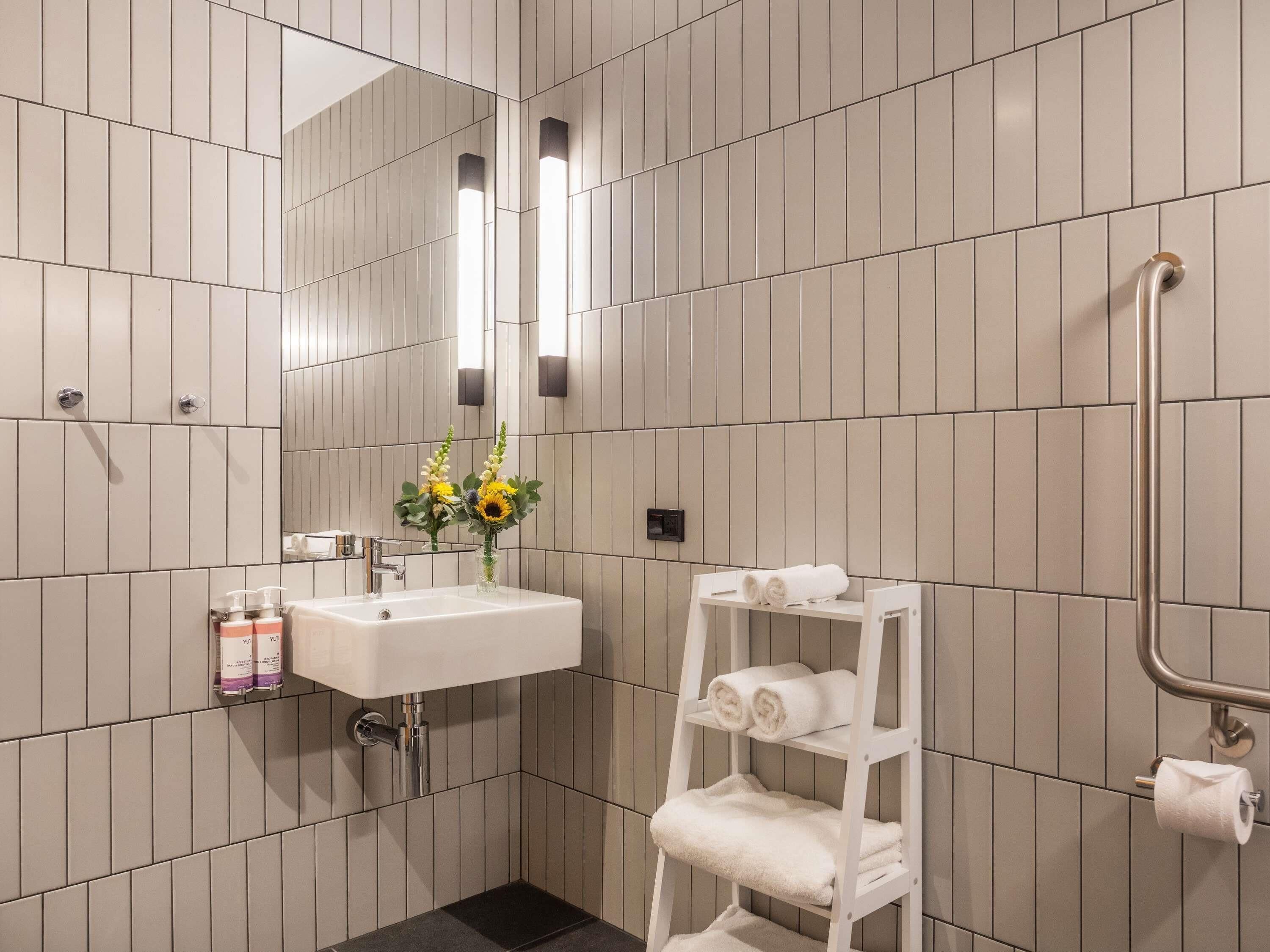 Hochwertige Bettwaren, Minibar, Zimmersafe, individuell dekoriert