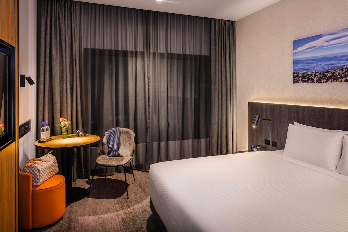 Classic Room, 1 King Bed (Interior Room) | Premium bedding, minibar, in-room safe, individually decorated