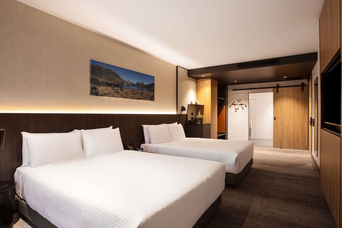 Klassieke kamer, 2 queensize bedden (Interior Room) | Luxe beddengoed, een minibar, een kluis op de kamer, een bureau