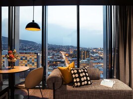 Ropa de cama de alta calidad y minibar 