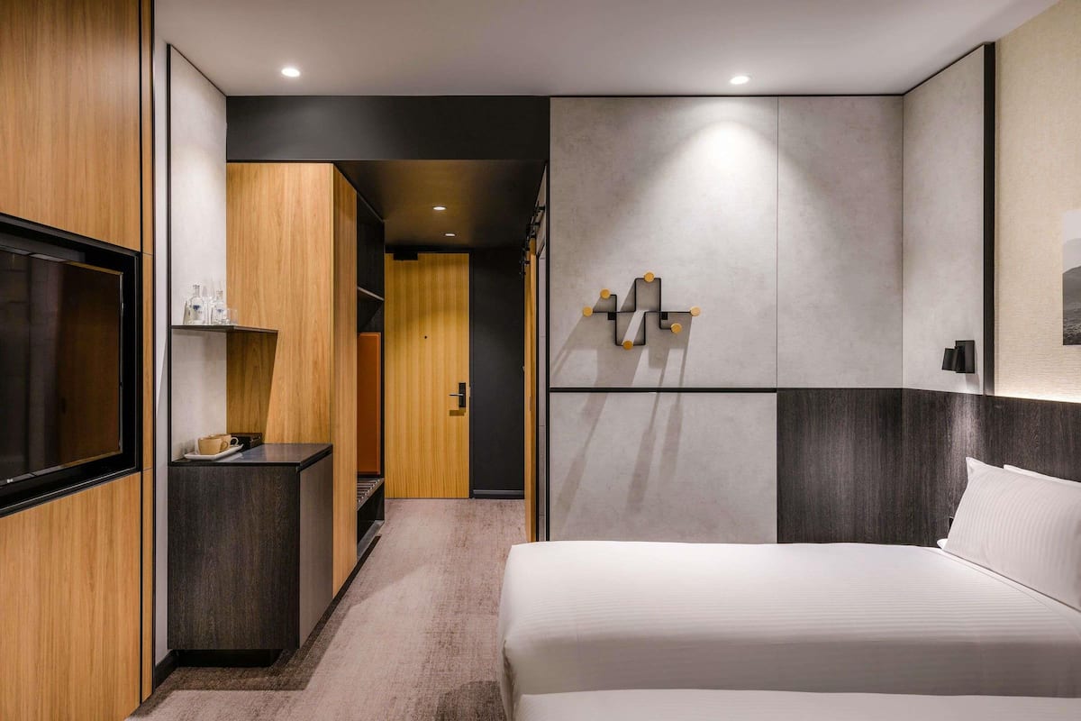 Luxe beddengoed, een minibar, een kluis op de kamer, een bureau