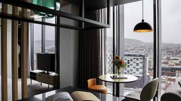 Roupas de cama premium, frigobar, cofres nos quartos