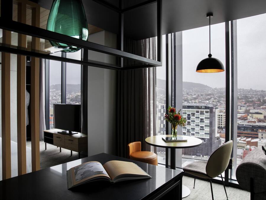 Roupas de cama premium, frigobar, cofres nos quartos