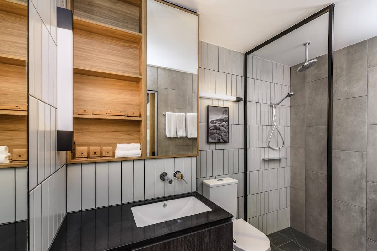 1 bedroom, premium bedding, minibar, in-room safe