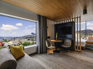 Bộ đồ giường cao cấp, minibar, két bảo mật tại phòng 