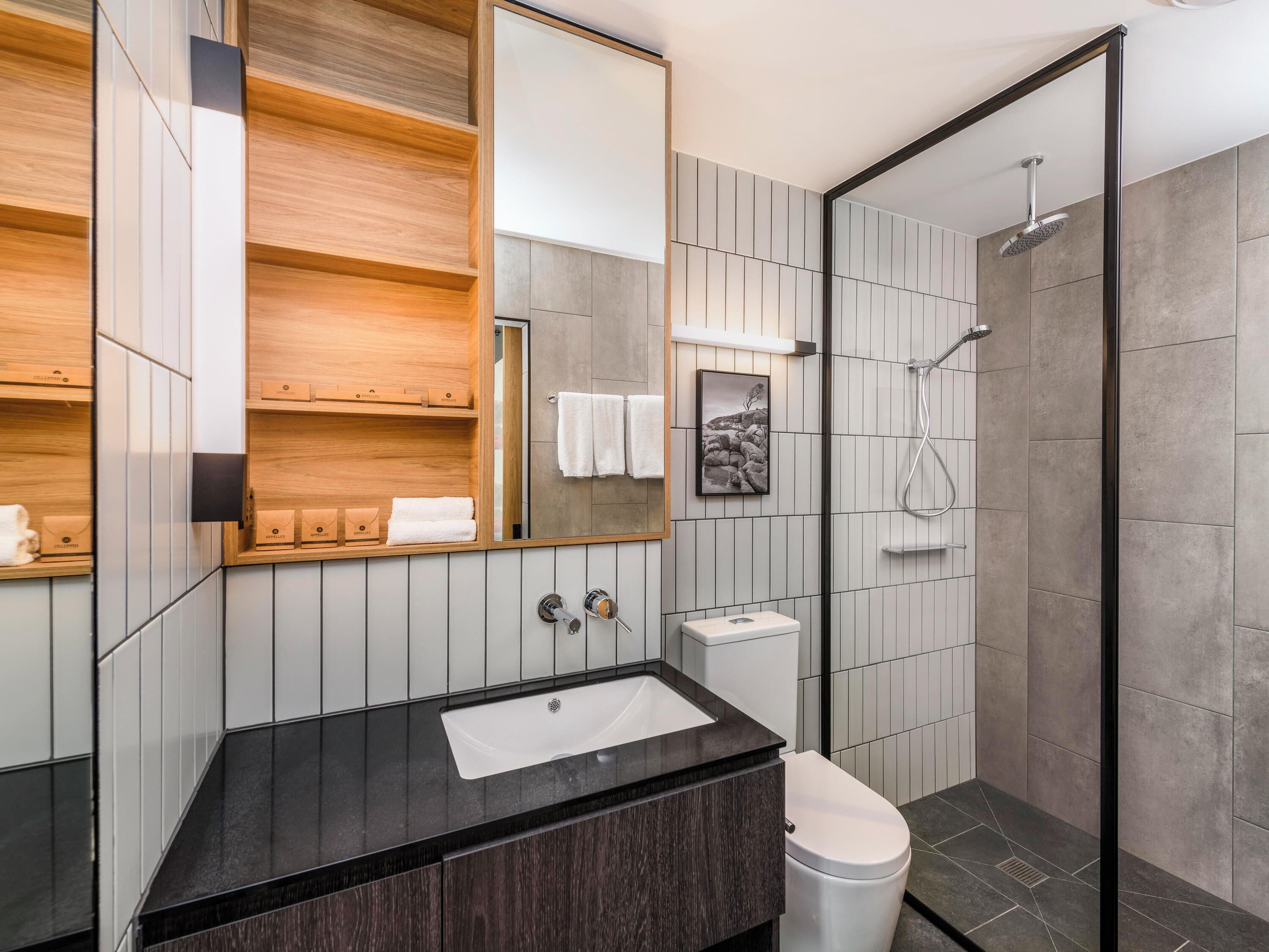 Deluxe-huone, 2 parisänkyä, näköala satamaan | Kylpyhuone | Ympäristöystävälliset hygieniatuotteet, hiustenkuivaaja, pyyhkeet