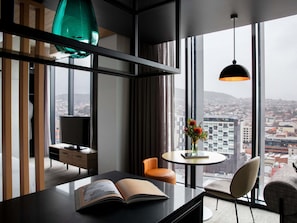 Bộ đồ giường cao cấp, minibar, két bảo mật tại phòng
