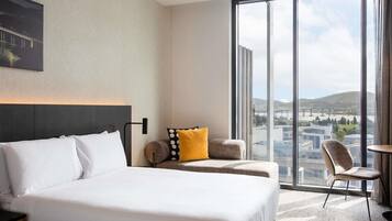 Deluxe kamer, 2 tweepersoonsbedden, uitzicht op haven | Uitzicht op strand/zee