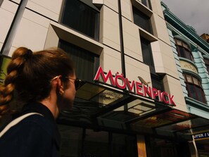 A building with a sign that reads 'MÖVENPICK' and a glass entrance. - Mövenpick Hotel Hobart (Hobart)