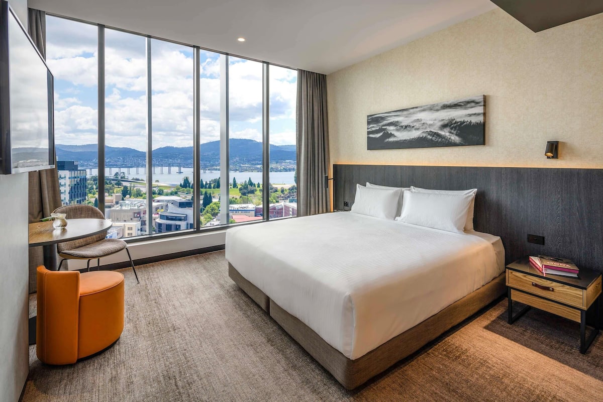 Deluxe Room, 1 King Bed, Harbor View | Premium bedding, minibar, in-room safe, individually decorated