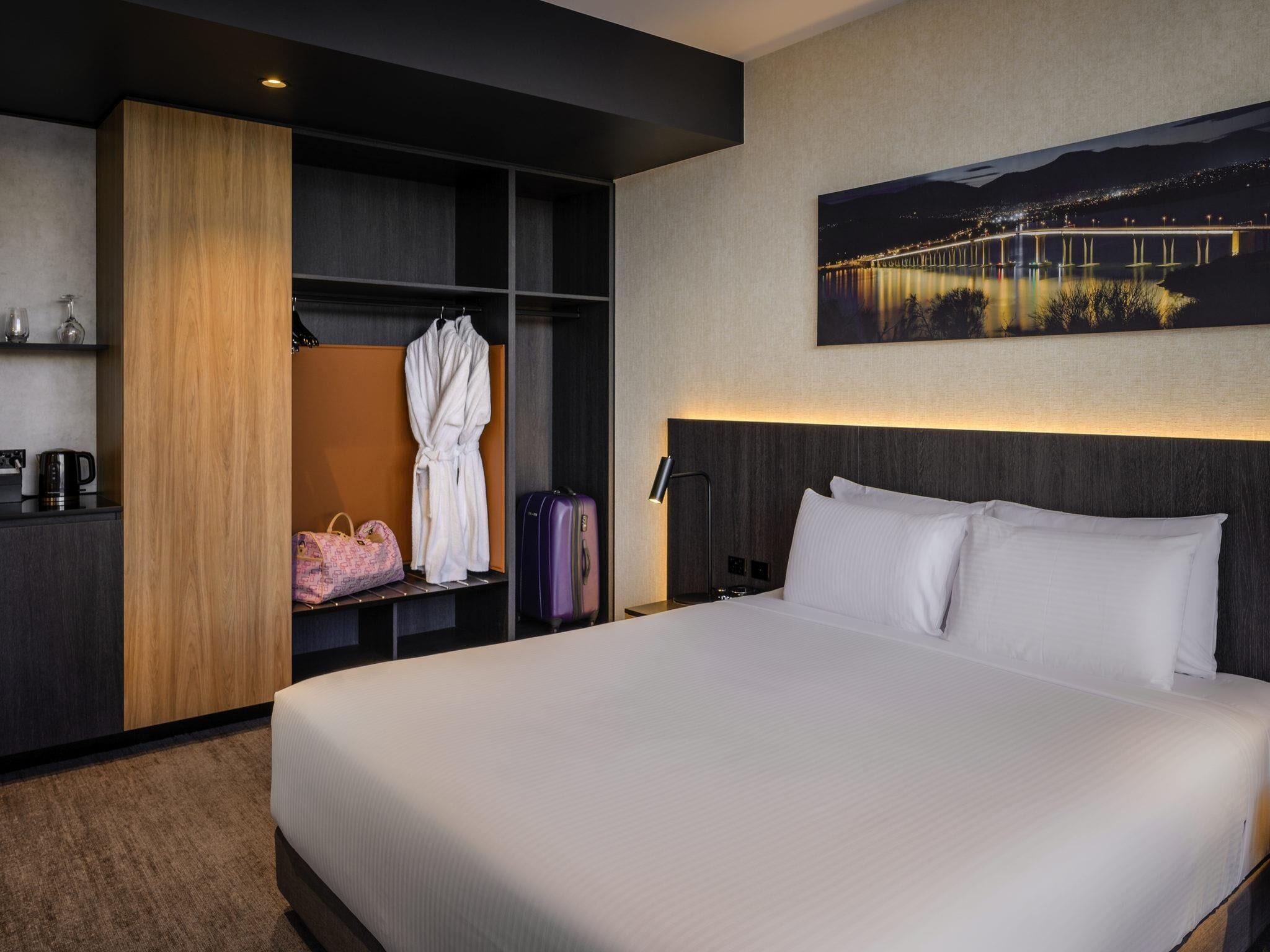 Deluxe kamer, 1 kingsize bed, uitzicht op haven | Luxe beddengoed, een minibar, een kluis op de kamer