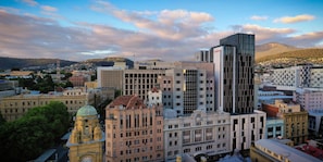 Un paisaje urbano con una mezcla de edificios modernos e históricos, incluyendo el imponente edificio Colonial Mutual Life.