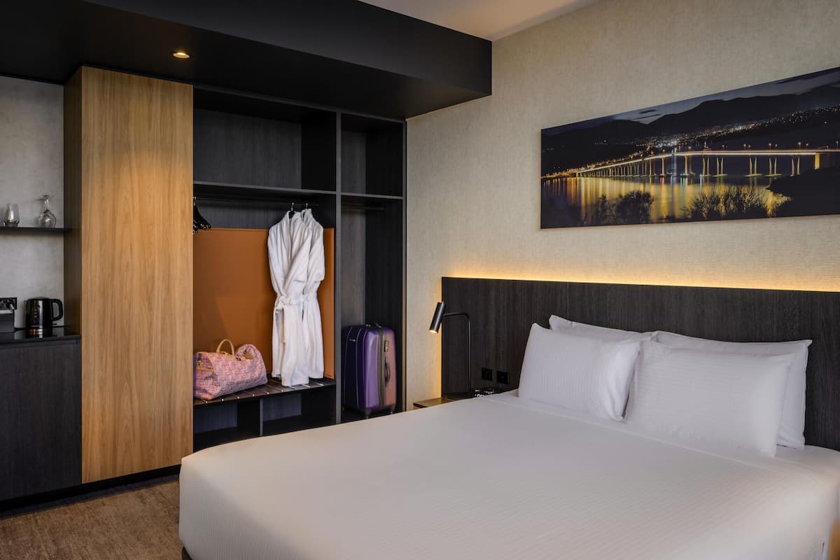 Chambre Deluxe, 1 très grand lit, vue port | 1 chambre, literie de qualité supérieure, minibar