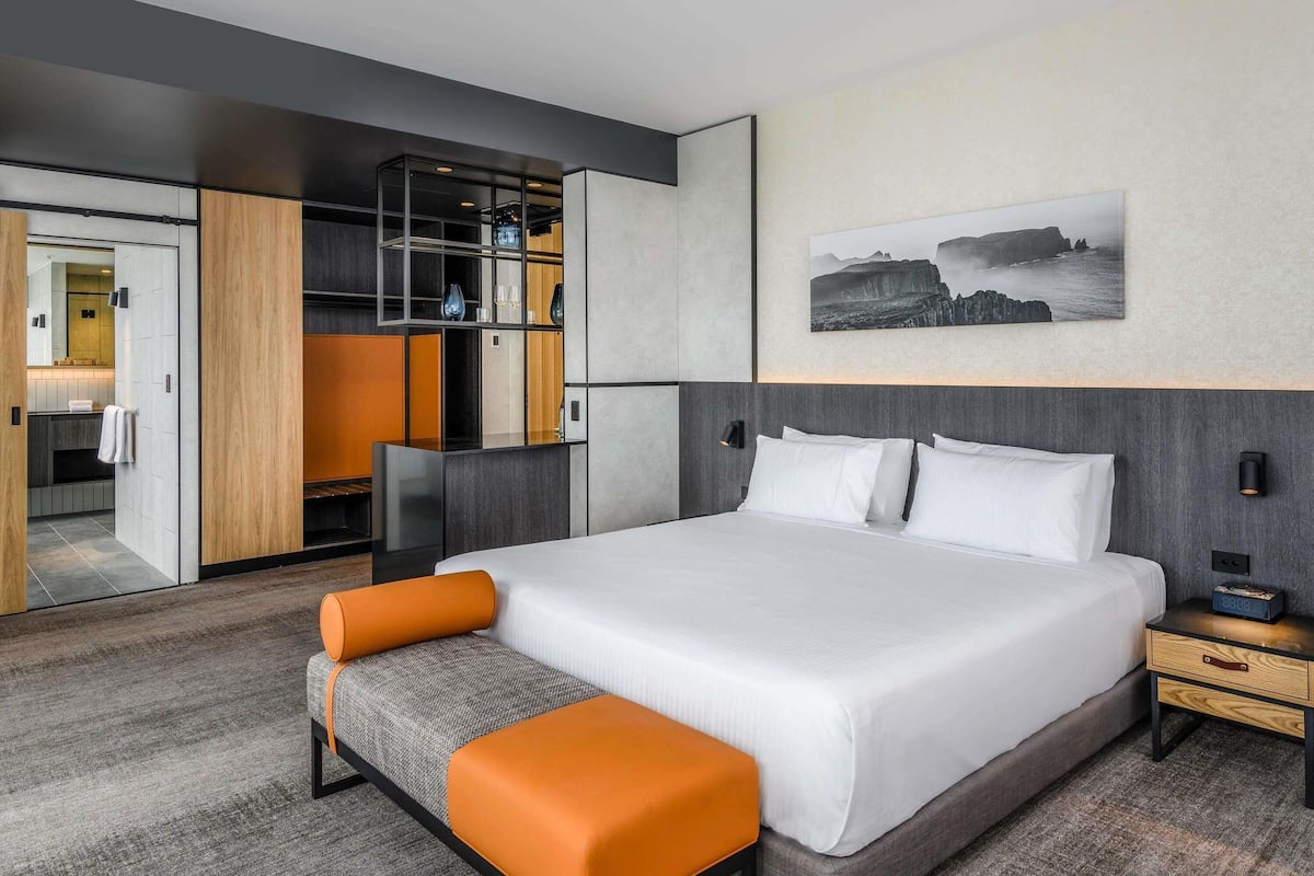 Suite, 1 cama King size | Ropa de cama de alta calidad y minibar