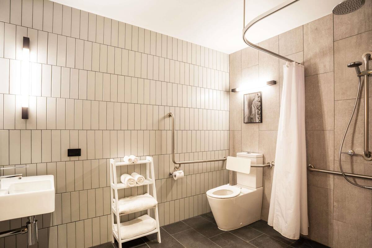 Luxe beddengoed, een minibar, een kluis op de kamer, een bureau