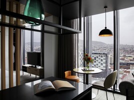 Ropa de cama de alta calidad y minibar 