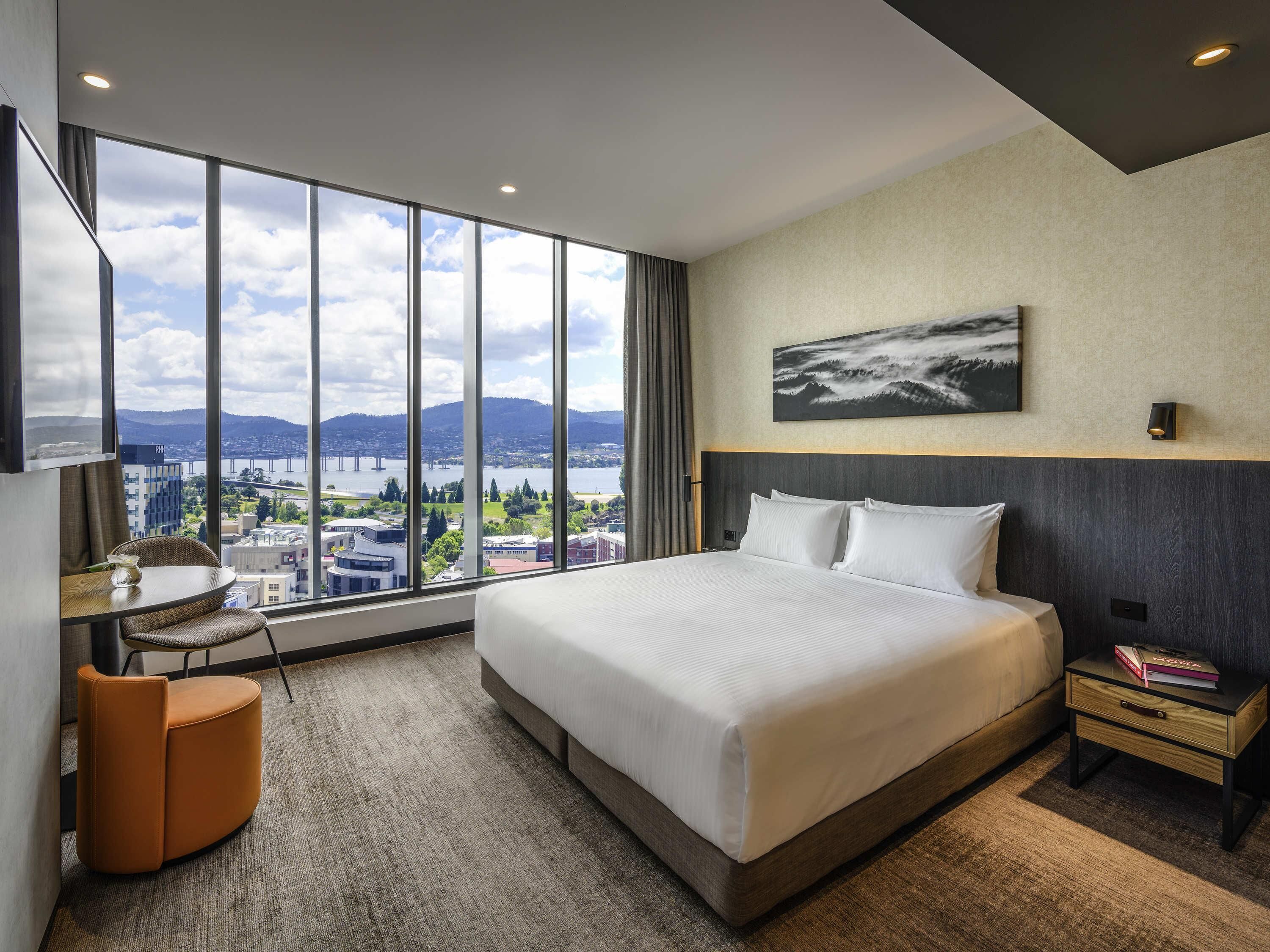 Chambre Deluxe, 1 très grand lit, vue sur le port | Literie de qualité, minibar, coffre-fort, décor unique