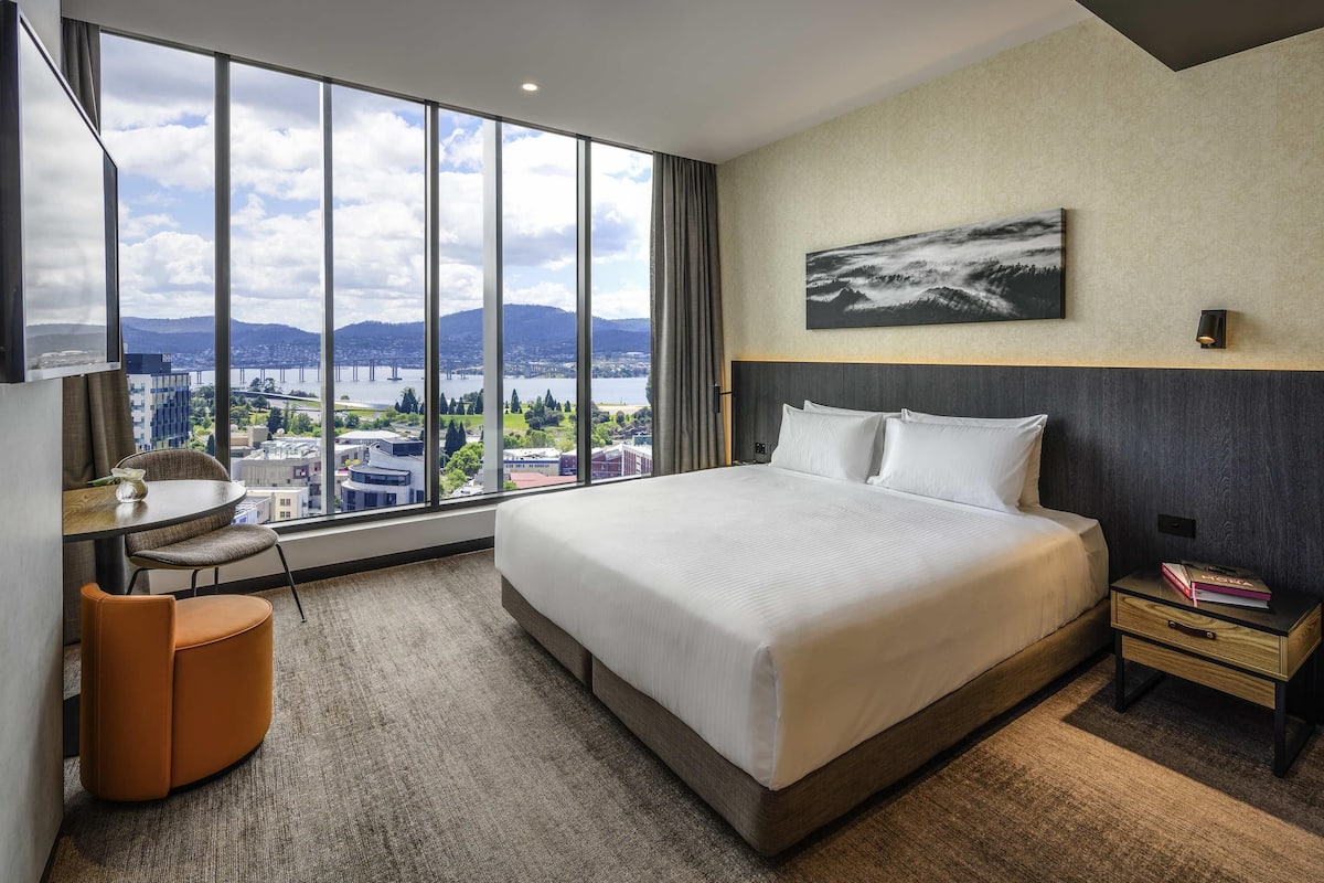 Chambre Deluxe, 1 trÚs grand lit, vue sur le port | Literie de qualité, minibar, coffre-fort, décor unique