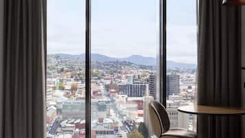 Camera Superior, 1 letto king, vista città | Biancheria da letto di alta qualità, minibar, una cassaforte in camera