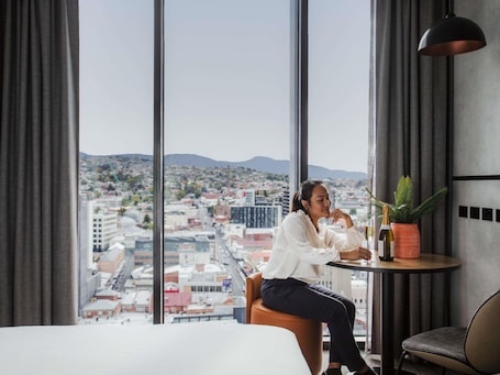 Ropa de cama de alta calidad y minibar . Mövenpick Hotel Hobart