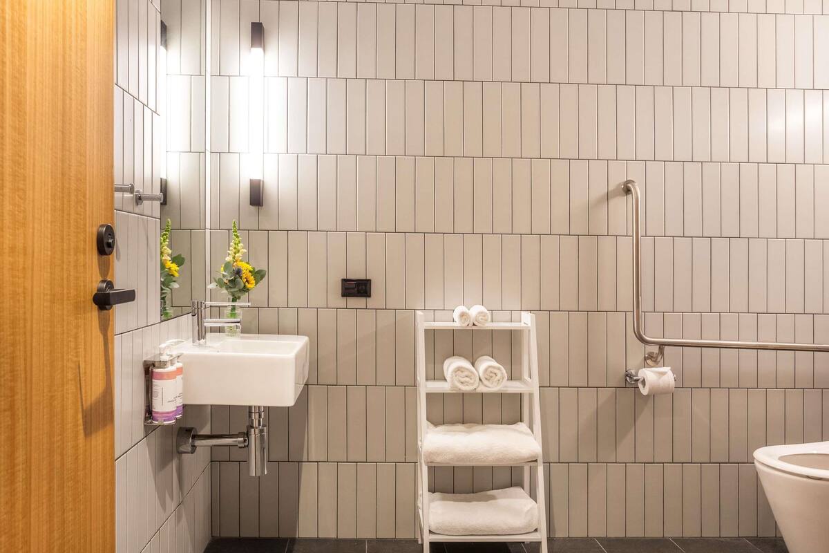 Luxe beddengoed, een minibar, een kluis op de kamer, een bureau
